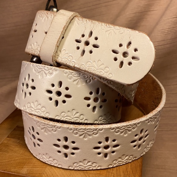Olga Santini almost NEW laser cut leather belt - Picture 2 of 16
